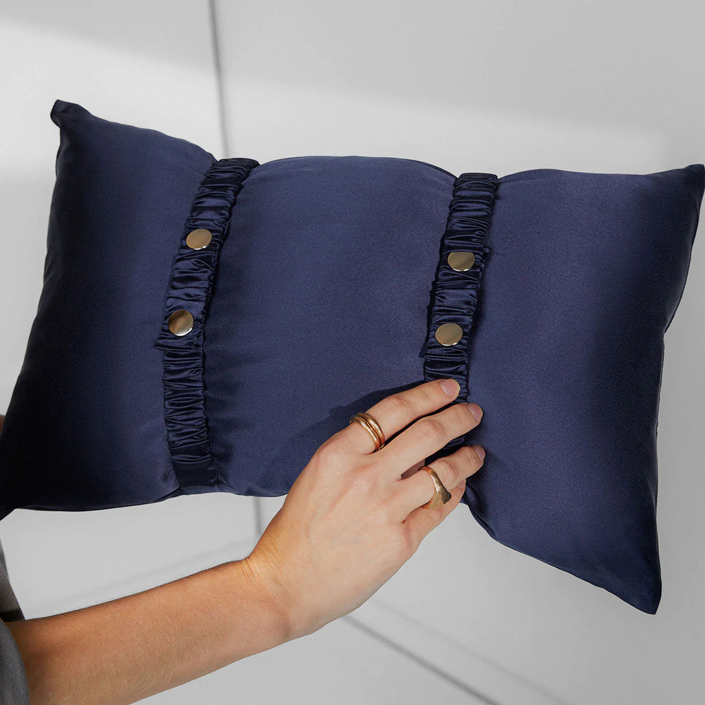 WASHABLE-SILK-TRAVEL-PILLOW-WANING-NIGHT-1