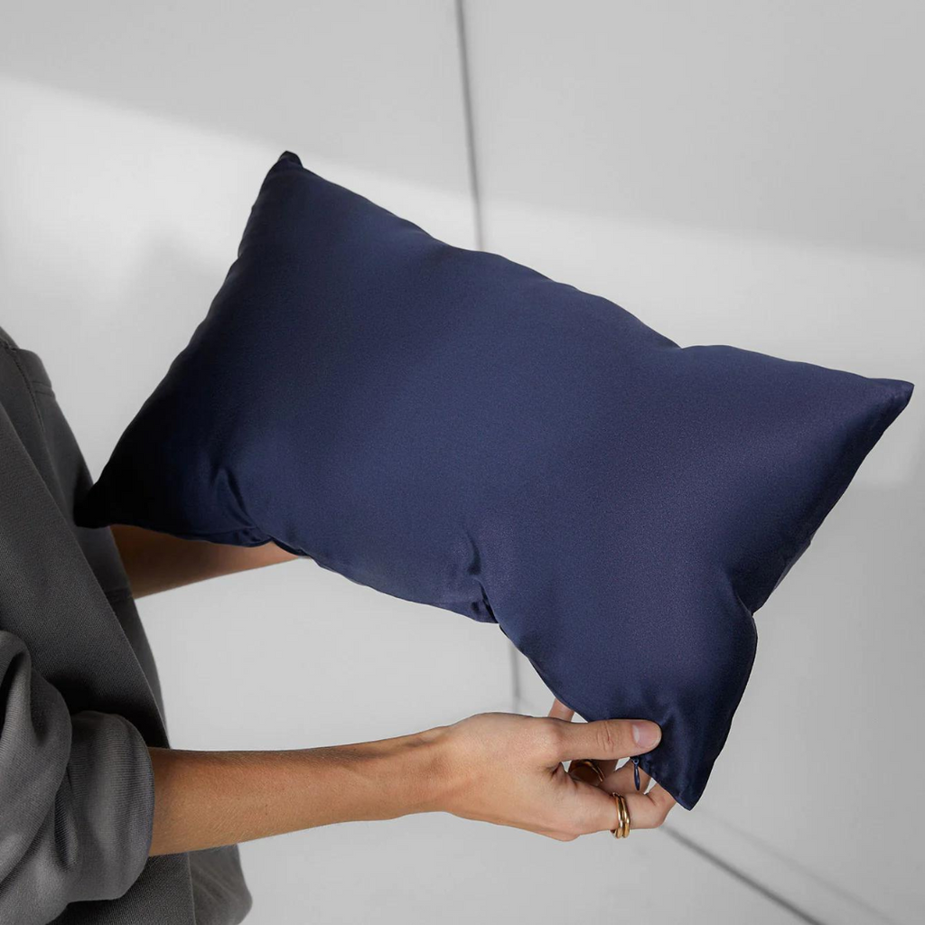 WASHABLE-SILK-TRAVEL-PILLOW-WANING-NIGHT-4